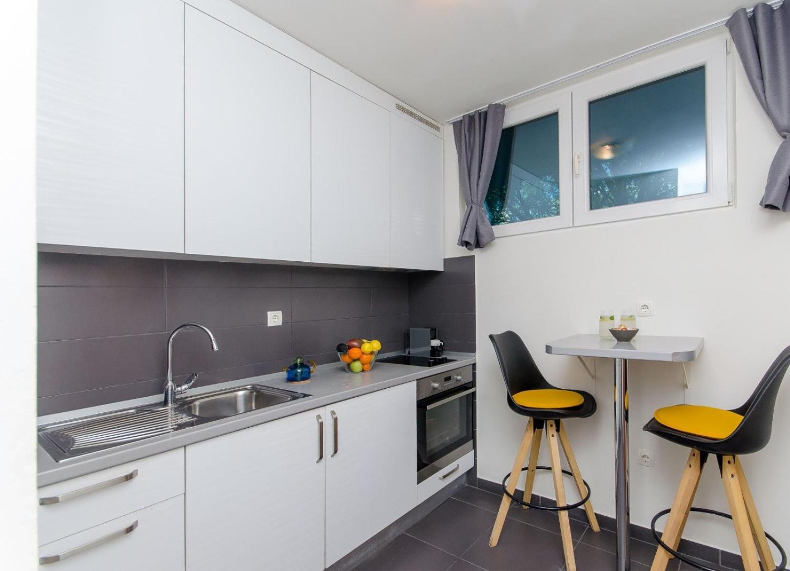 Side By Side Apartments สปลิท ภายนอก รูปภาพ