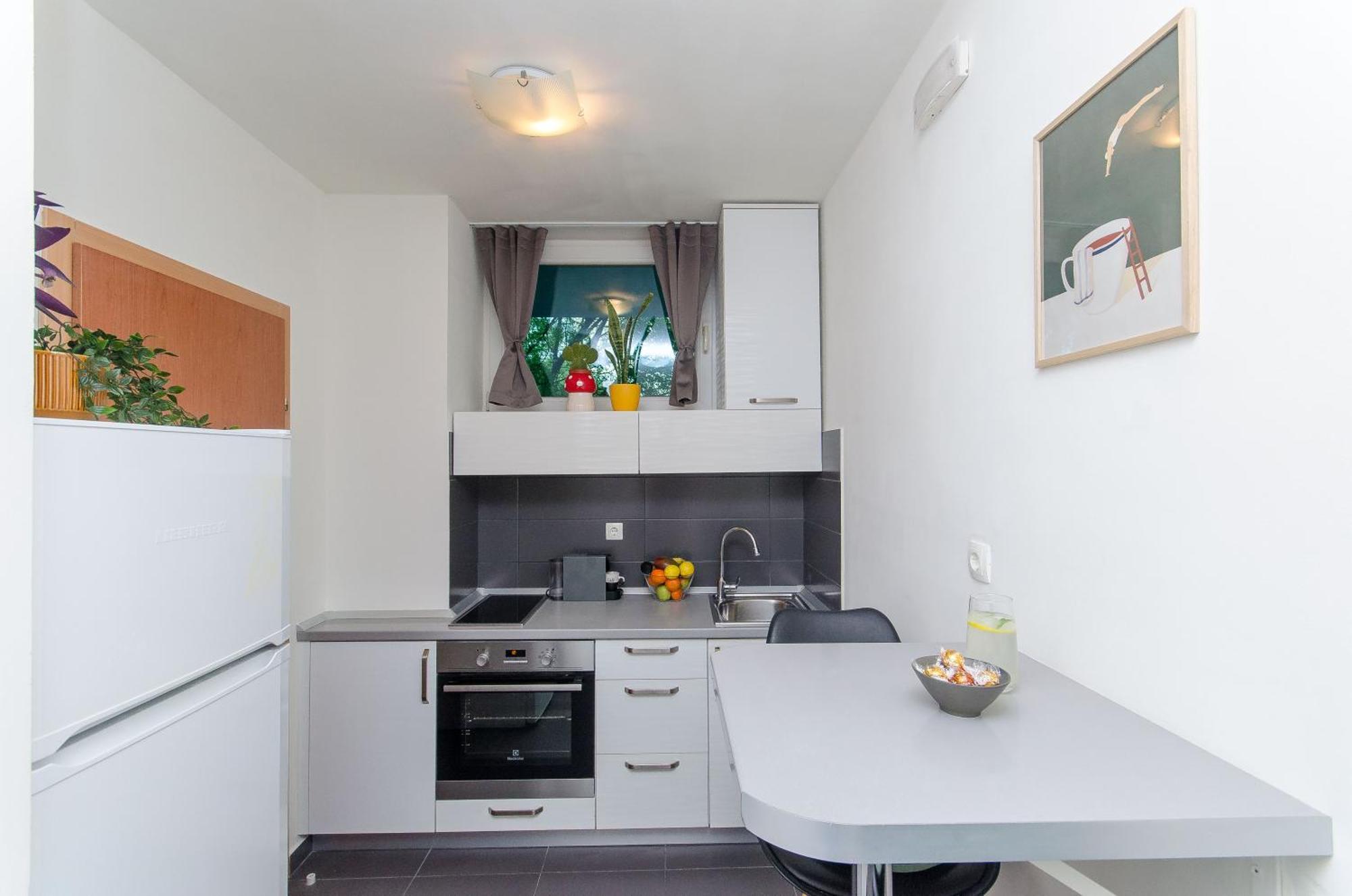 Side By Side Apartments สปลิท ภายนอก รูปภาพ