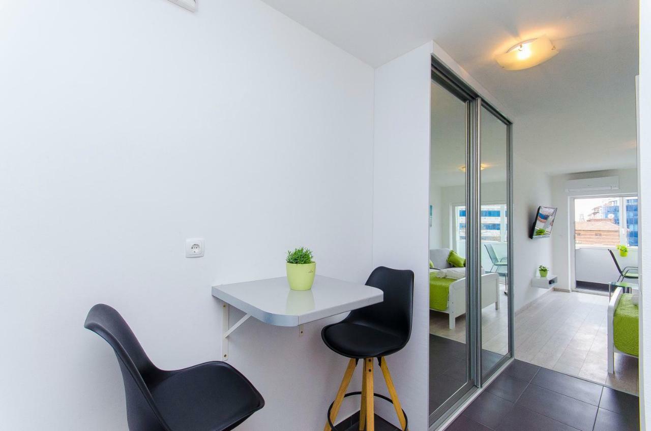 Side By Side Apartments สปลิท ภายนอก รูปภาพ