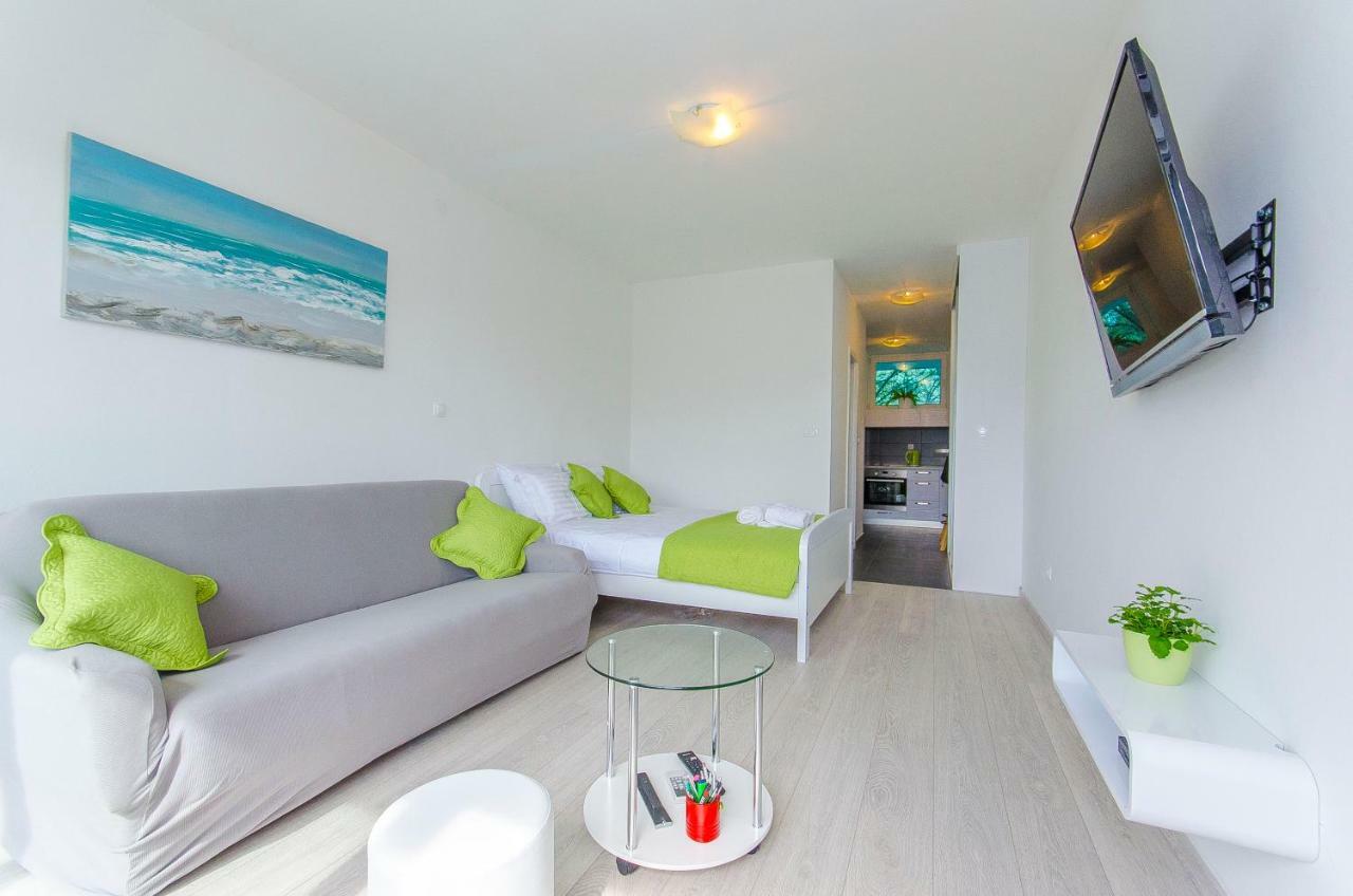 Side By Side Apartments สปลิท ภายนอก รูปภาพ