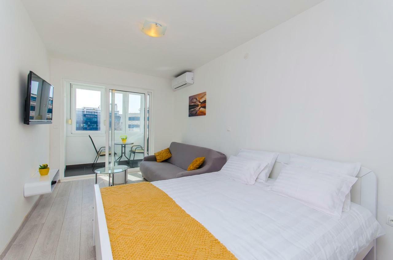 Side By Side Apartments สปลิท ภายนอก รูปภาพ