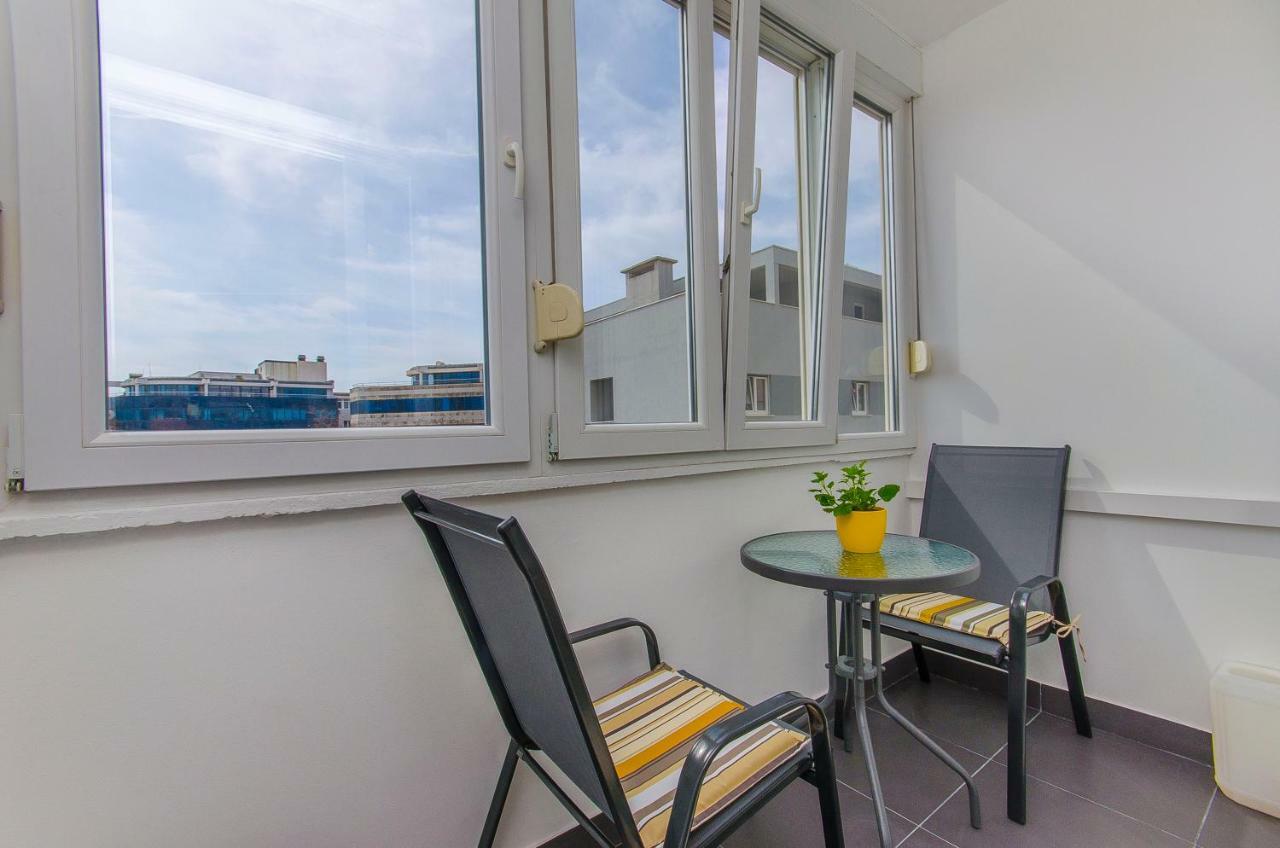 Side By Side Apartments สปลิท ภายนอก รูปภาพ