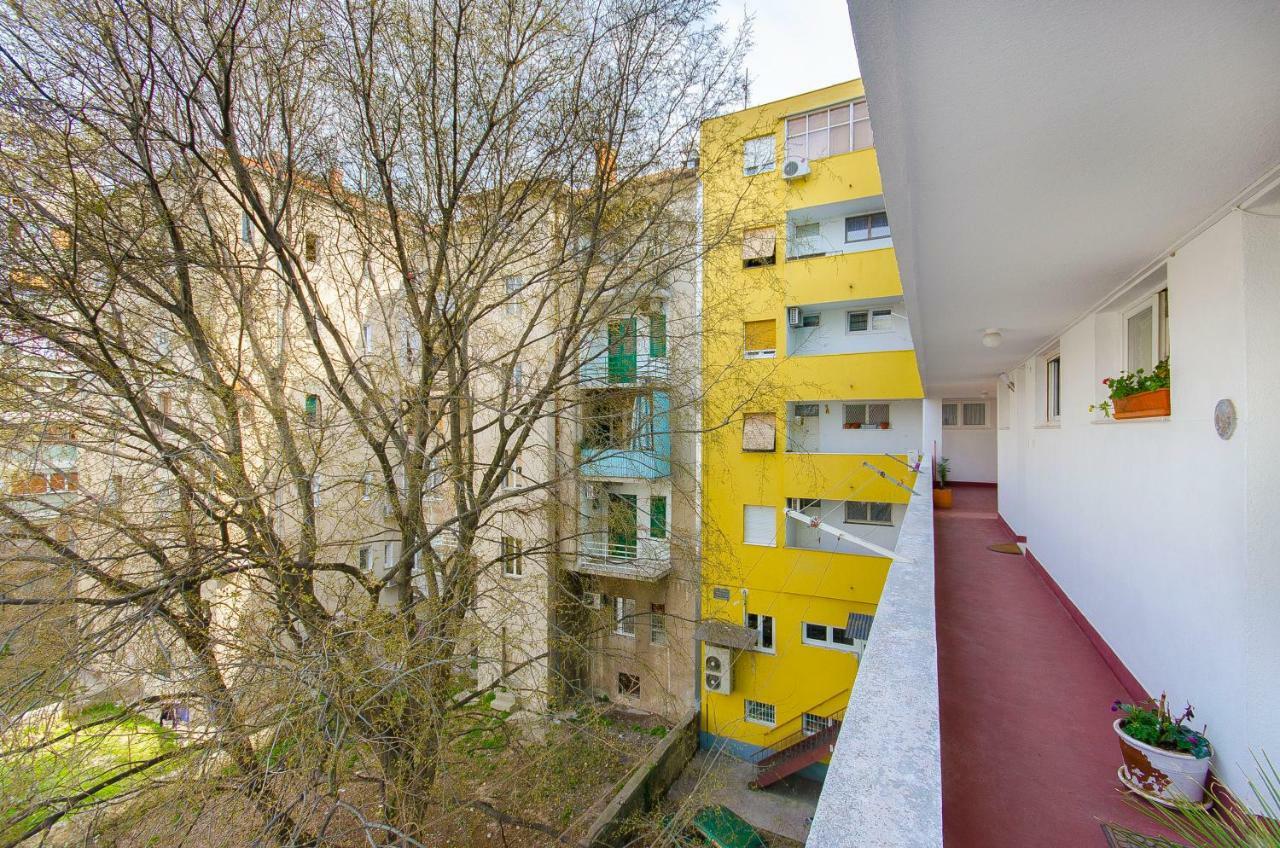 Side By Side Apartments สปลิท ภายนอก รูปภาพ