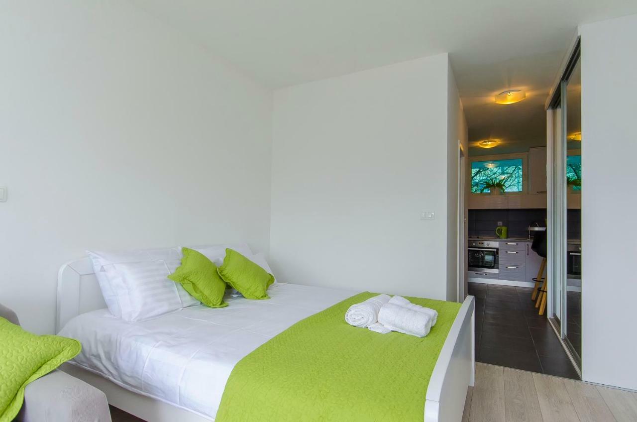 Side By Side Apartments สปลิท ภายนอก รูปภาพ