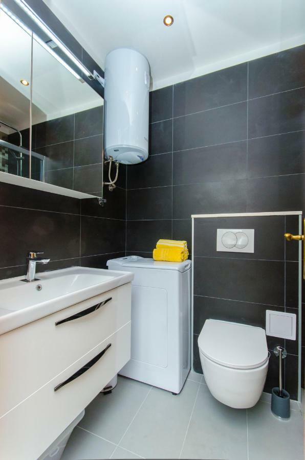 Side By Side Apartments สปลิท ภายนอก รูปภาพ
