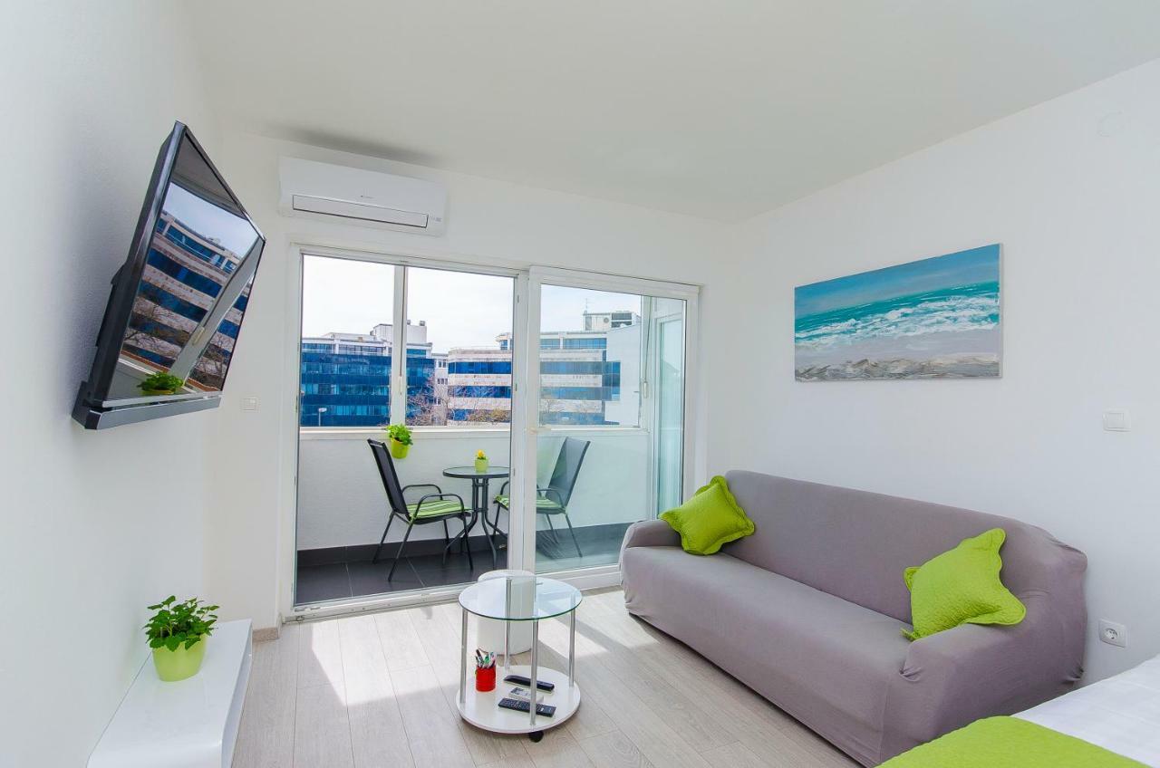 Side By Side Apartments สปลิท ภายนอก รูปภาพ