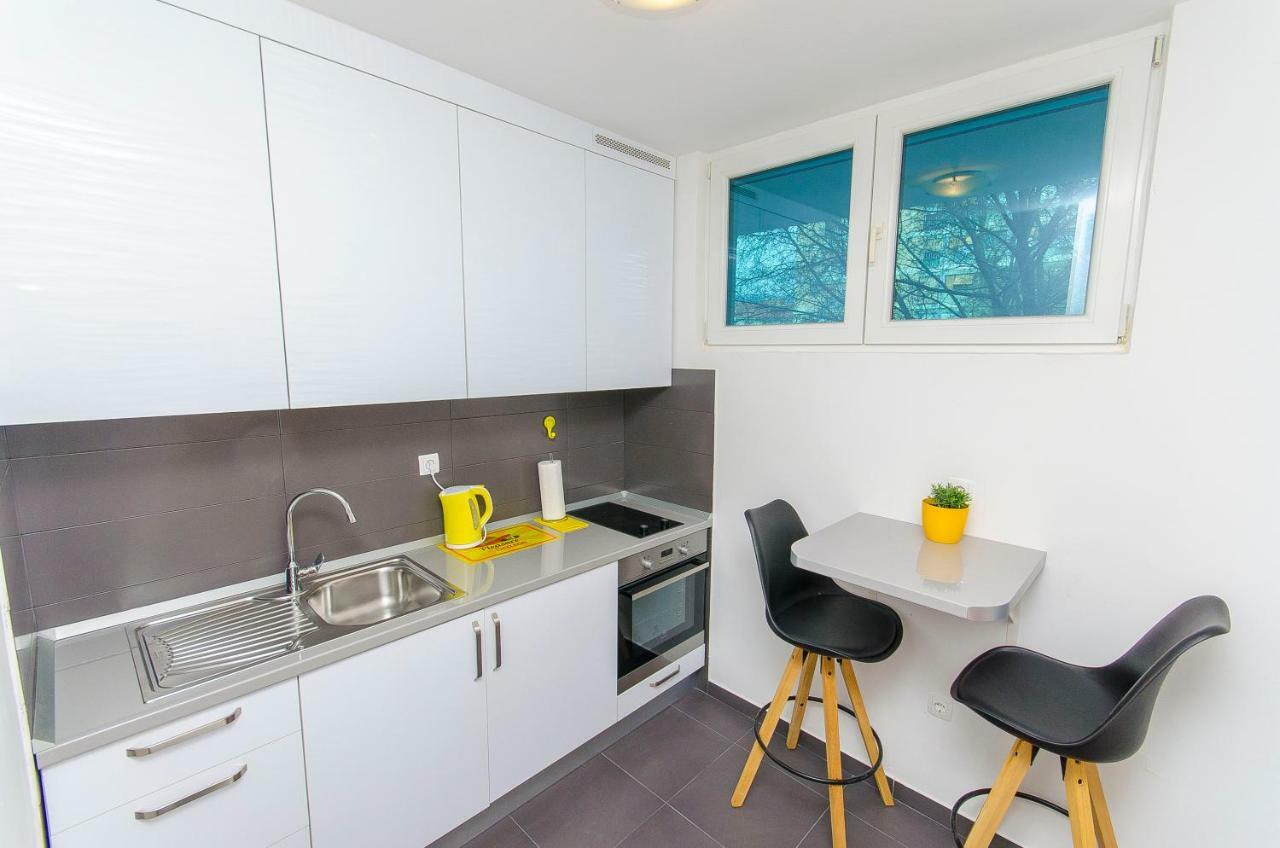 Side By Side Apartments สปลิท ภายนอก รูปภาพ